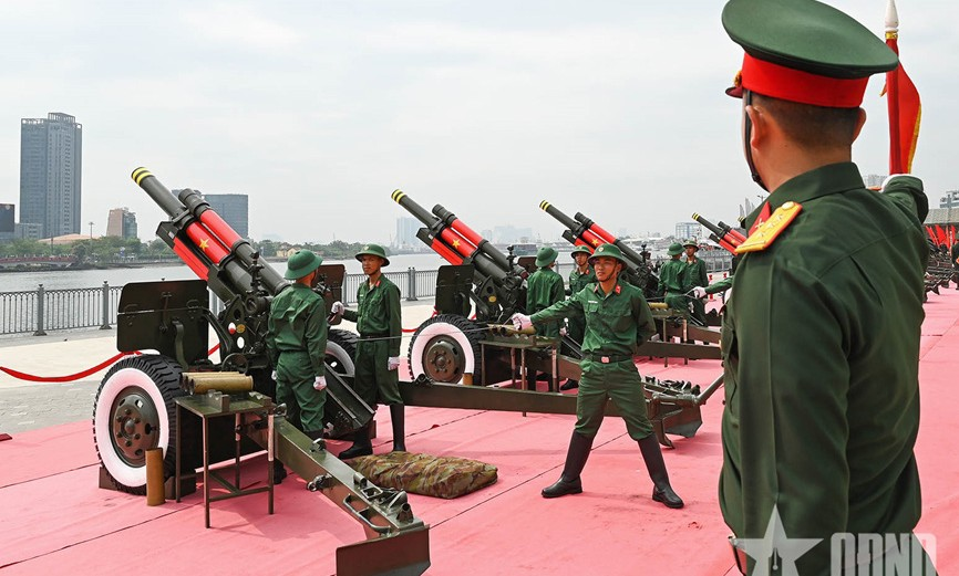 Lữ đoàn Pháo binh 96 tại bến Bạch Đăng trong Lễ kỷ niệm 50 năm giải phóng miền Nam, thống nhất đất nước